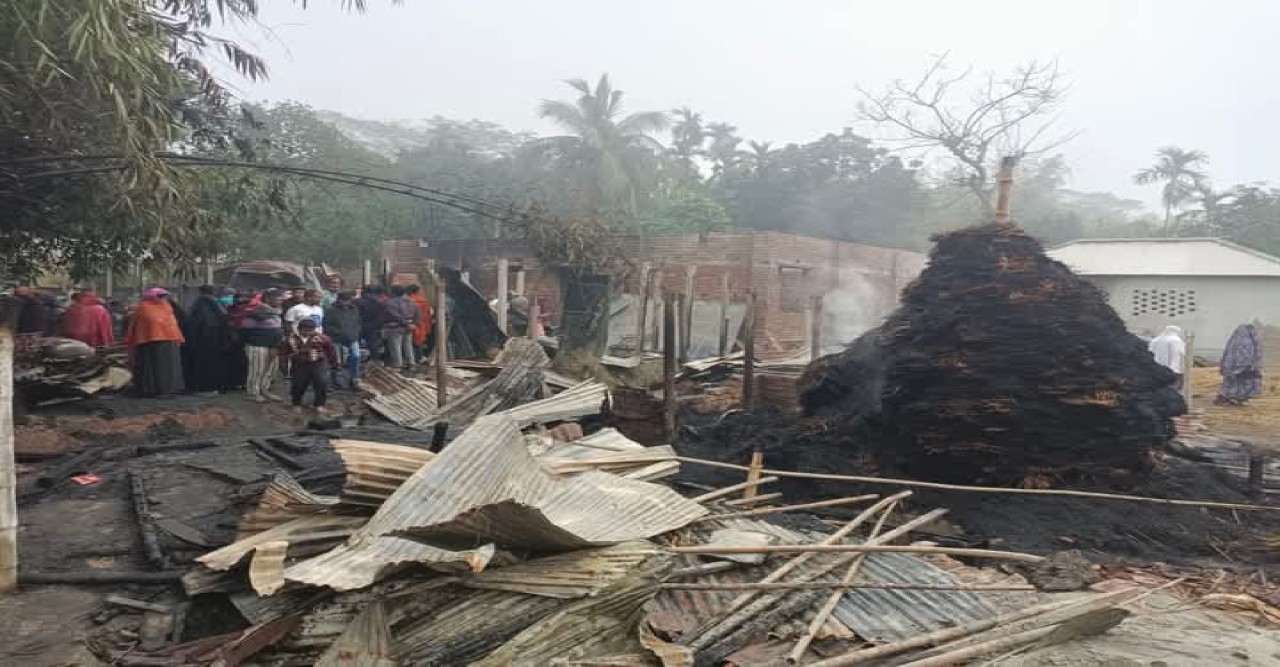 গোবিন্দগঞ্জে আগুনে নিঃস্ব দশ পরিবার খোলা আকাশের নিচে