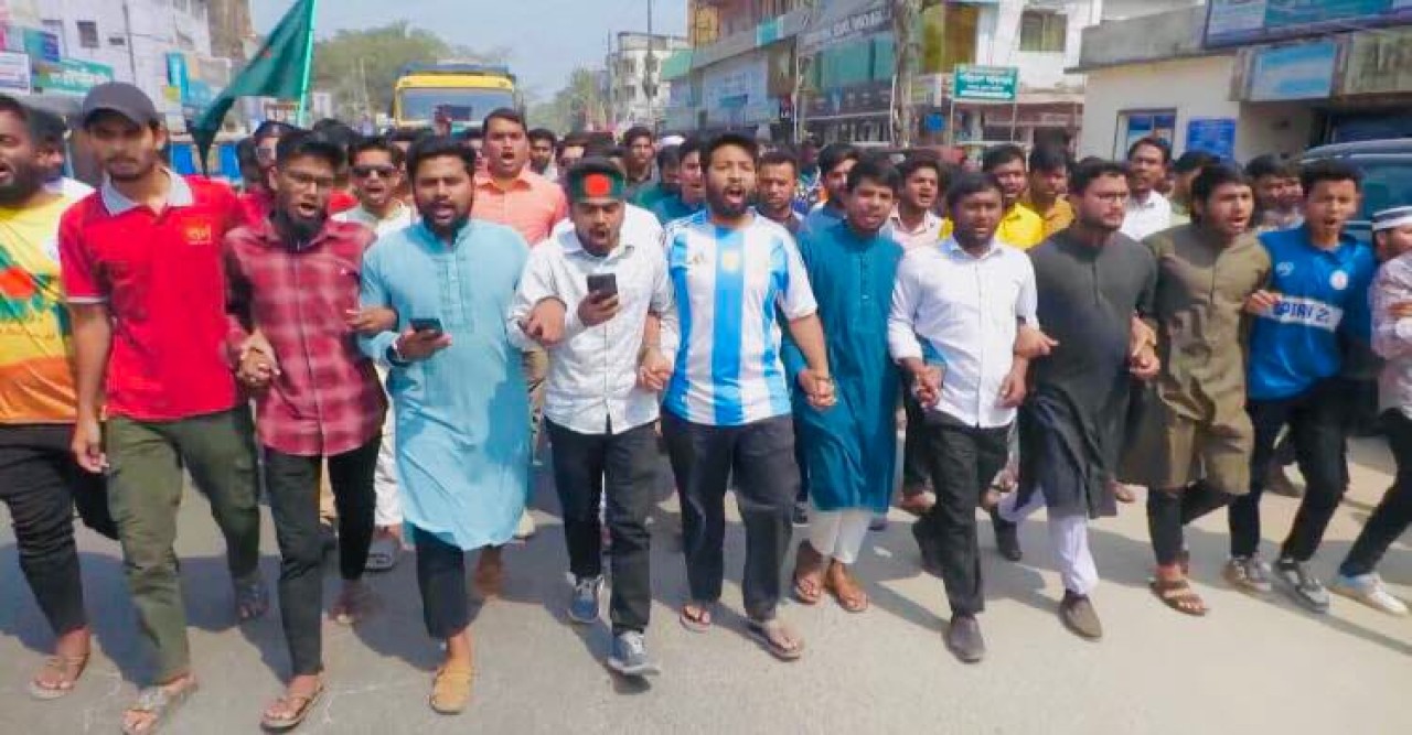 সারাদেশে ধর্ষণের ঘটনায় প্রতিবাদে পঞ্চগড়ে শিক্ষার্থীদের বিক্ষোভ ও মানববন্ধন