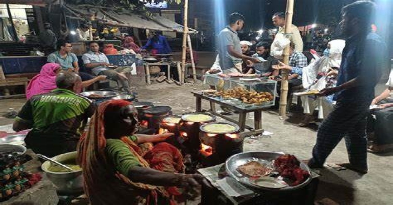 গরম গরম ধোঁয়া ওঠা পিঠা শীতকে জানায় উষ্ণ আমন্ত্রণ!