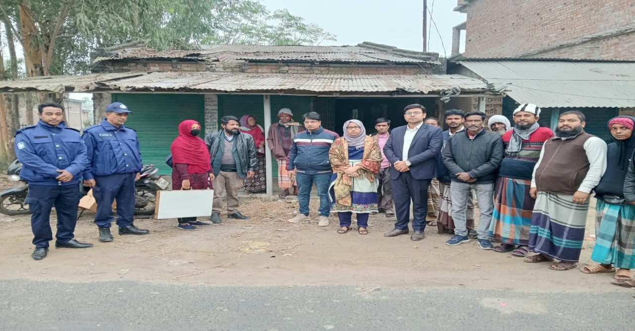 জয়পুরহাটের ক্ষেতলাল উপজেলায় ভুয়া ডাক্তার সেজে রোগী দেখে ব্যবস্থাপত্র দেওয়া হচ্ছে