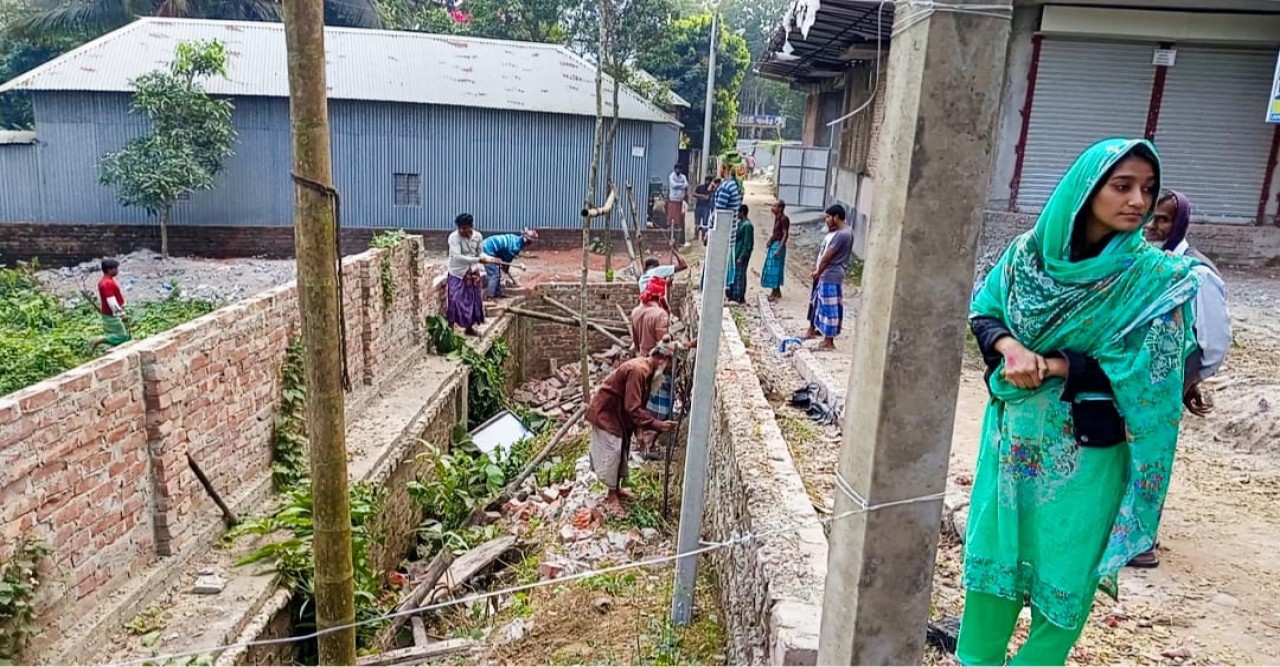 সদরপুরে অবৈধভাবে স্কুলের সীমানা প্রাচীর ভেঙ্গে  জমি দখলের অভিযোগ।