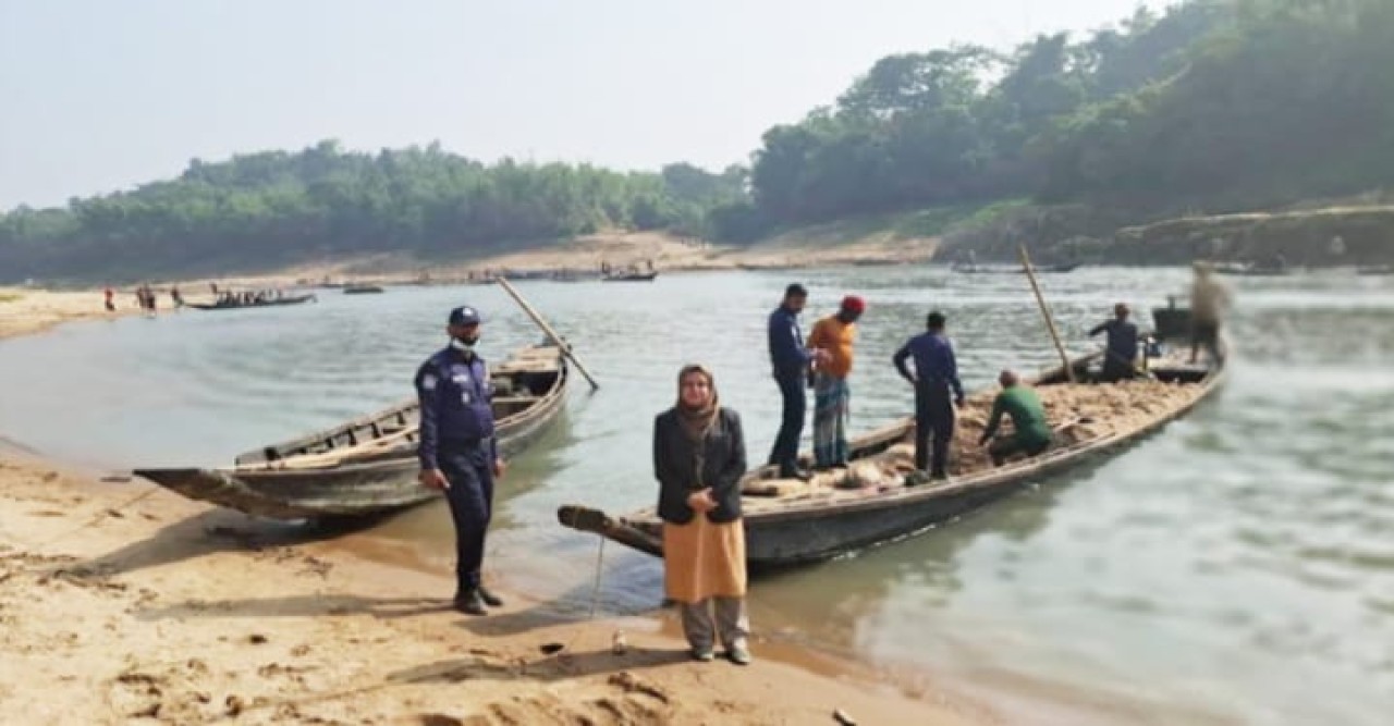 জৈন্তাপুরে প্রশাসনের অভিযানে বালু জব্দ, আটক ৬