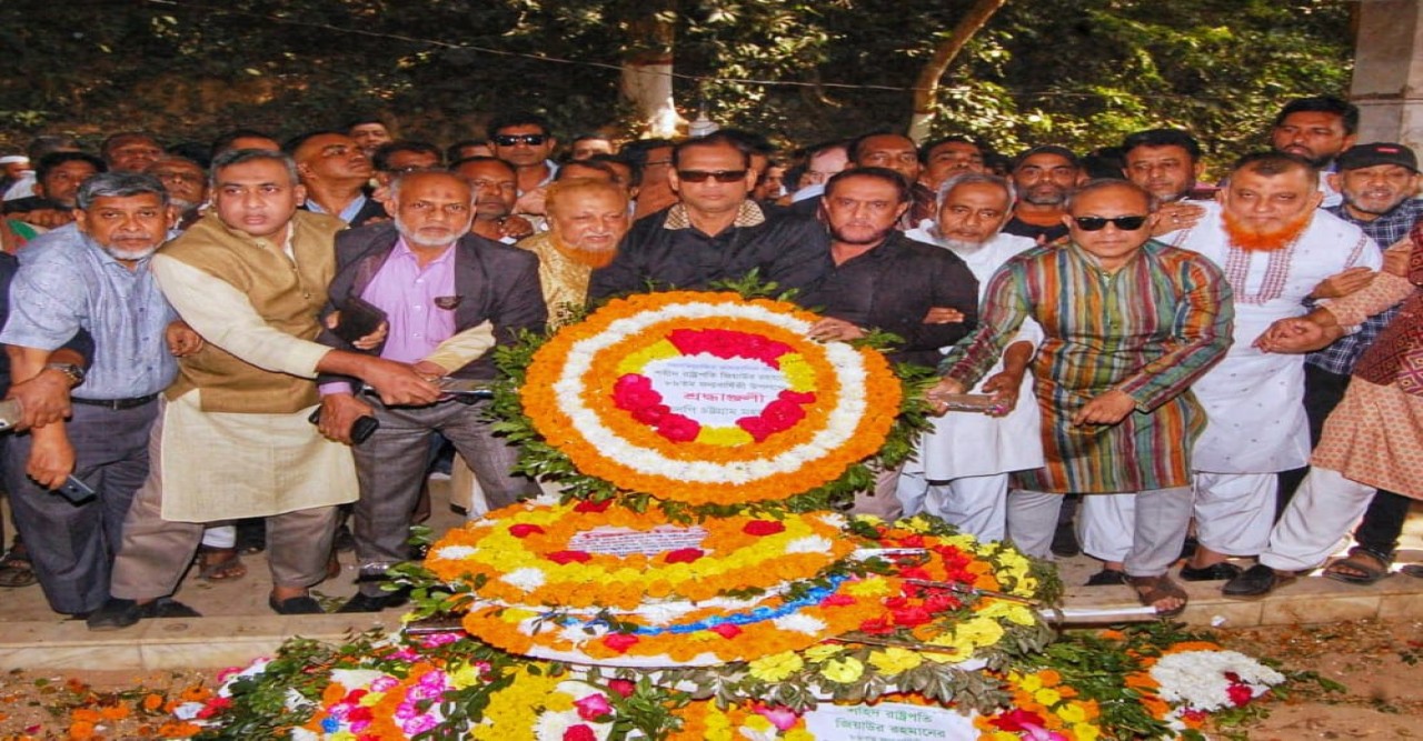 জন্মদিনে জিয়াউর রহমানের প্রথম সমাধিতে চট্টগ্রাম মহানগর বিএনপির শ্রদ্ধা