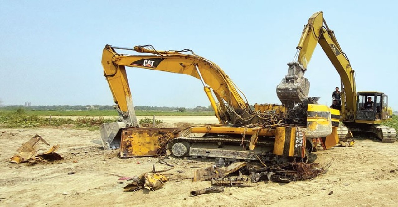 সাভারে অবৈধ ভাবে ফসলী জমির মাটি কেটে বিক্রয়,অভিযানে ৩টি ভেকু গুড়িয়ে ধ্বংশ