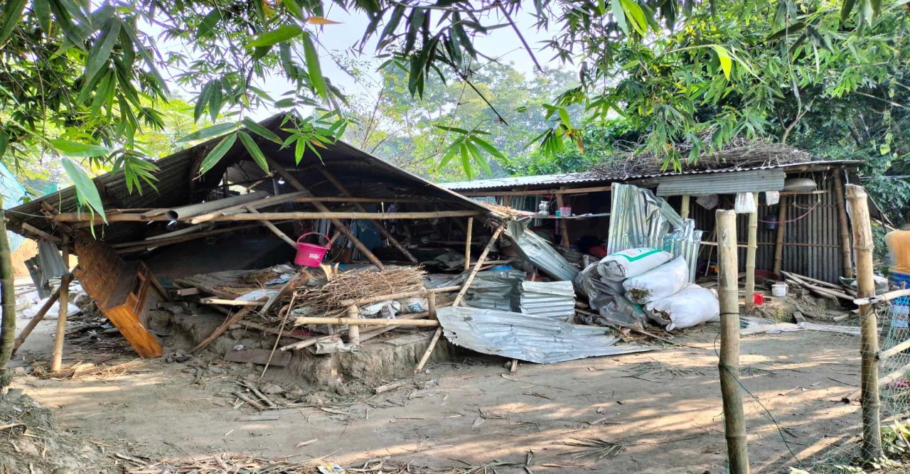 রাতেঁর আধারে বাড়ি ভাংচুর , আসবাপত্র ফেললো পুকুরে