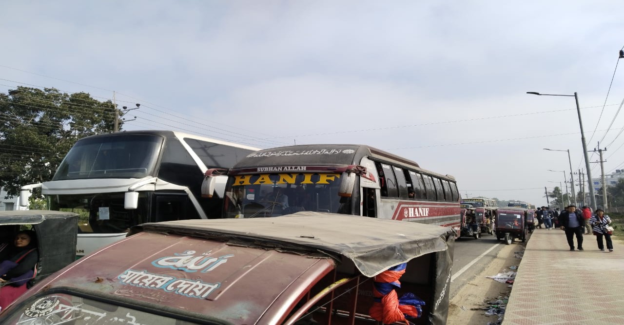 তীব্র যানজটে শহরবাসী ও পর্যটকরা , যত্রতত্র পাকিং ভেঙ্গে পড়েছে ট্রাফিক ব্যবস্থা