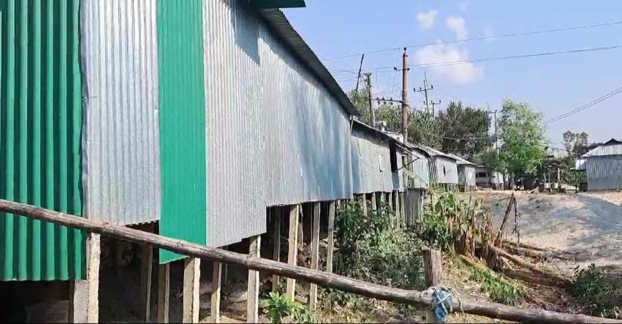 সড়ক ও জনপথের জায়গা দখল করে দোকান নির্মাণ