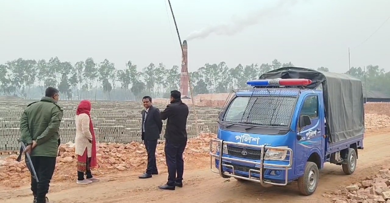 ফুলবাড়ীতে পরিবেশ রক্ষায় ইটভাটার বিরুদ্ধে অভিযান