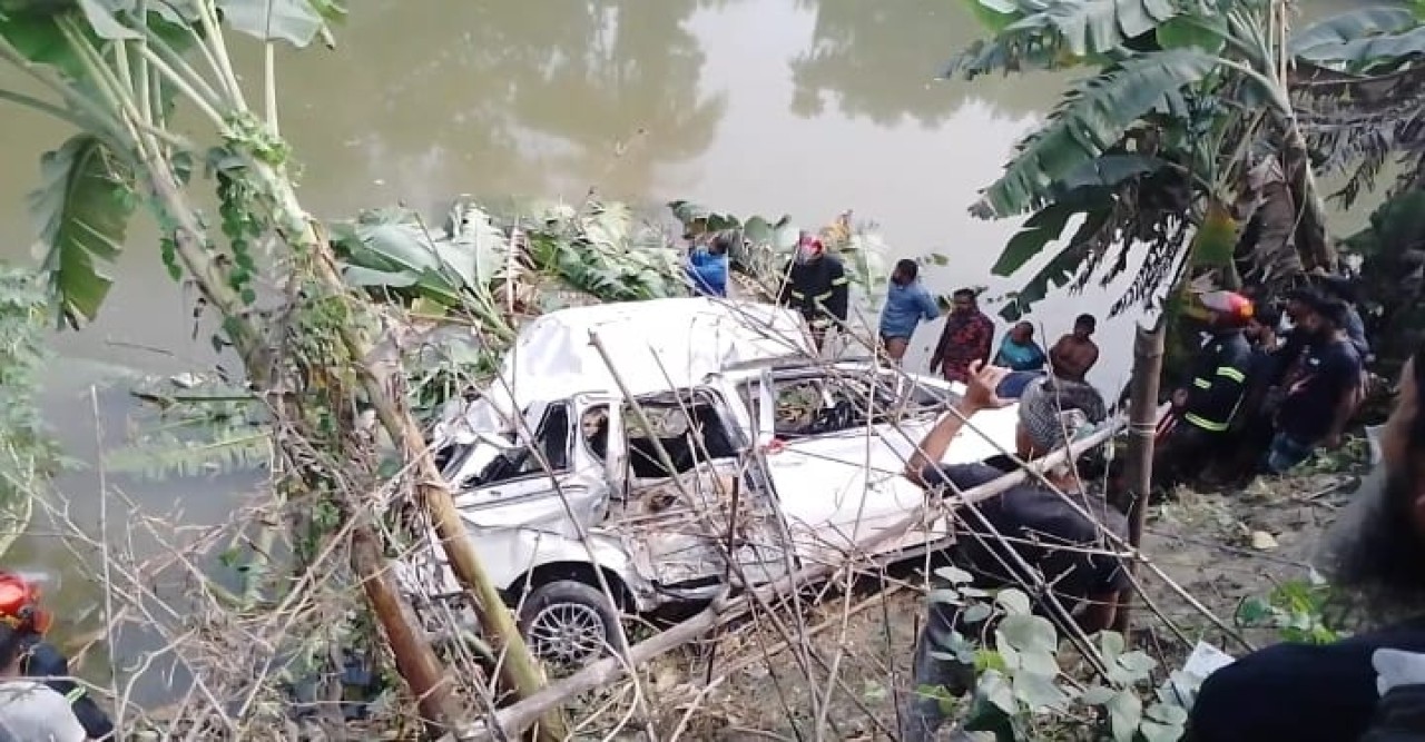 ফরিদপুরে রেলক্রসিংয়ে মাইক্রোবাসে ট্রেনের ধাক্কায় ৫ জন নিহত;আহত ৪