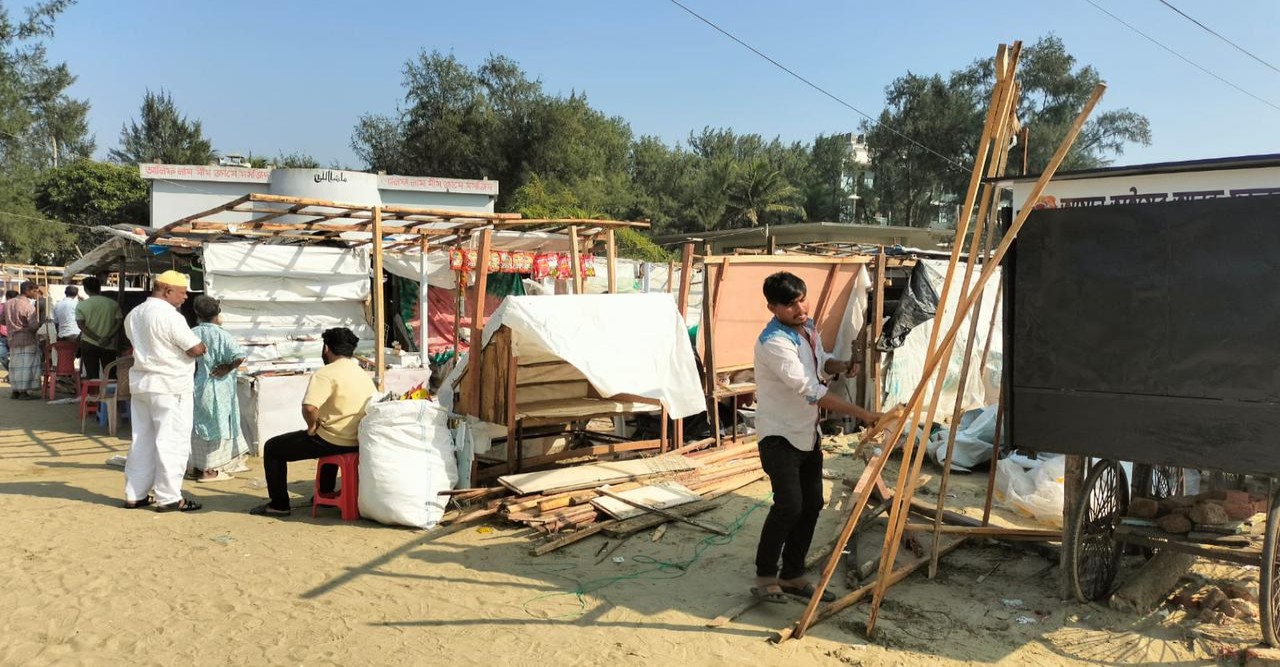 কক্সবাজারে অবৈধ স্থাপনা সরিয়ে নিতে জেলা প্রশাসনের র্নিদেশ