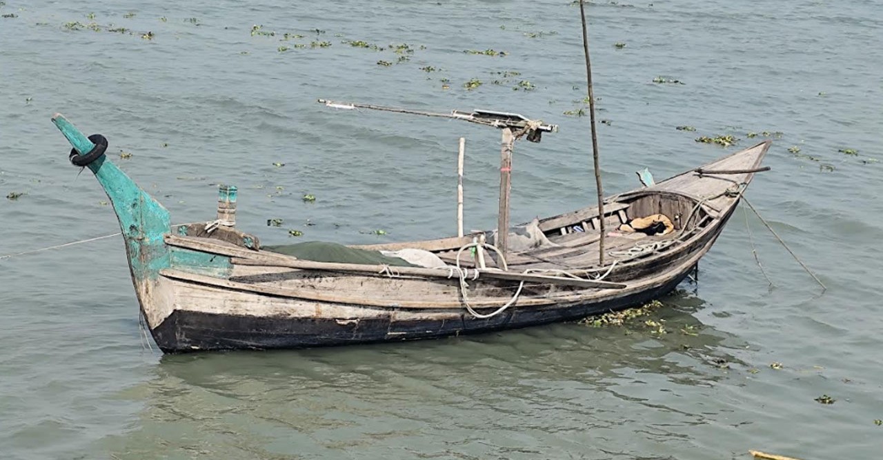 মেঘনায় বাল্কহেডের ধাক্কায় নৌকাডুবি, জেলে নিখোঁজ