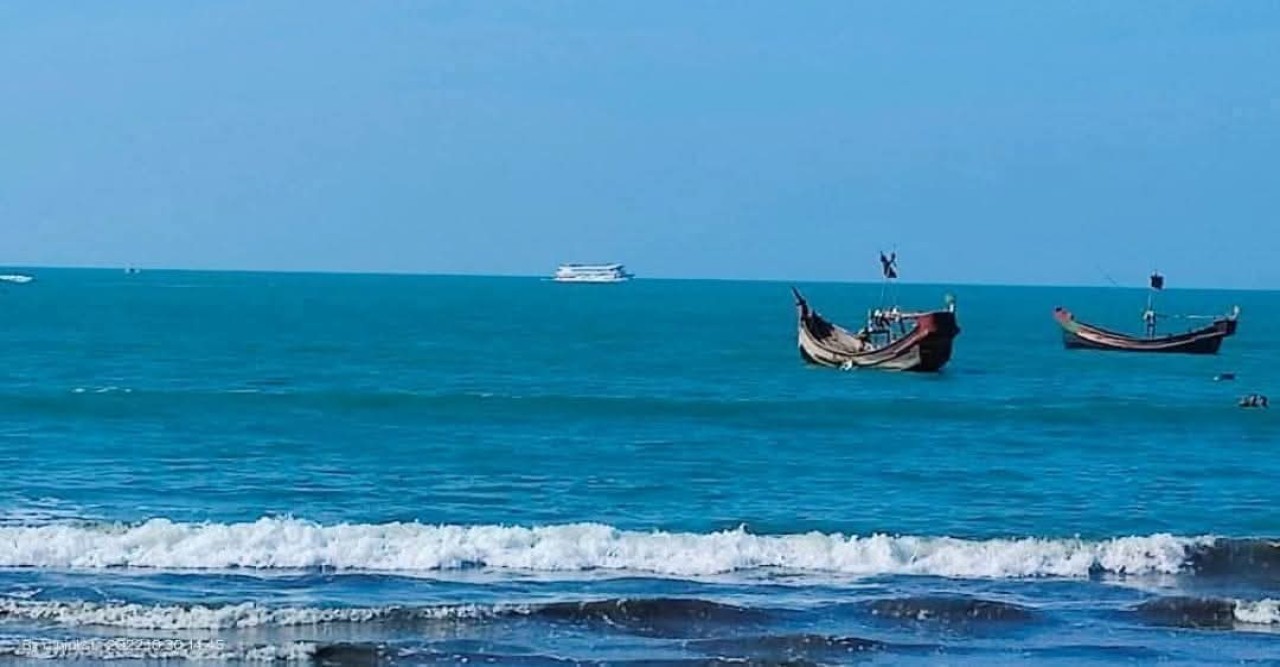 সেন্টমার্টিন নৌপথে ট্রলার চলাচল বন্ধ ঘোষণা