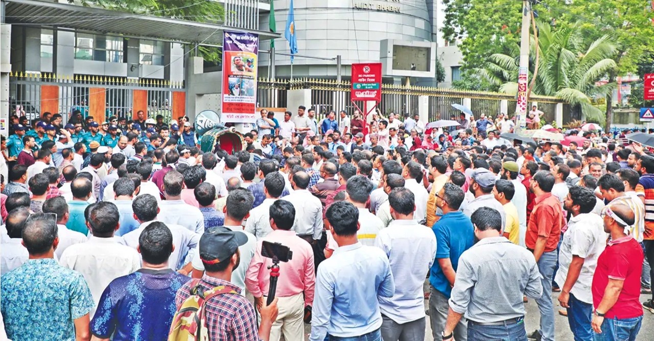 সরকারি কর্মচারীদের বিরুদ্ধে ব্যবস্থা নেওয়ার হুঁশিয়ারি