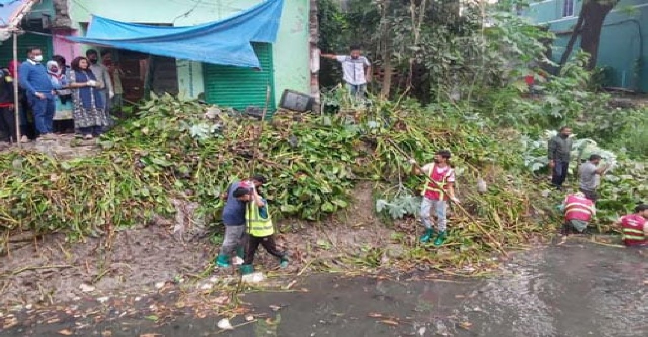 সাতক্ষীরার শ্যামনগরে যমুনা নদীর আবর্জনা পরিচ্ছন্নতা কার্যক্রম