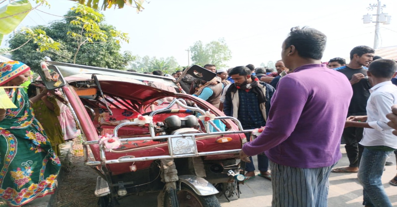 কুড়িগ্রামে ট্রাক-অটোরিকশার মুখোমুখী সংঘর্ষে মা ও মেয়ে নিহত, আহত ৩