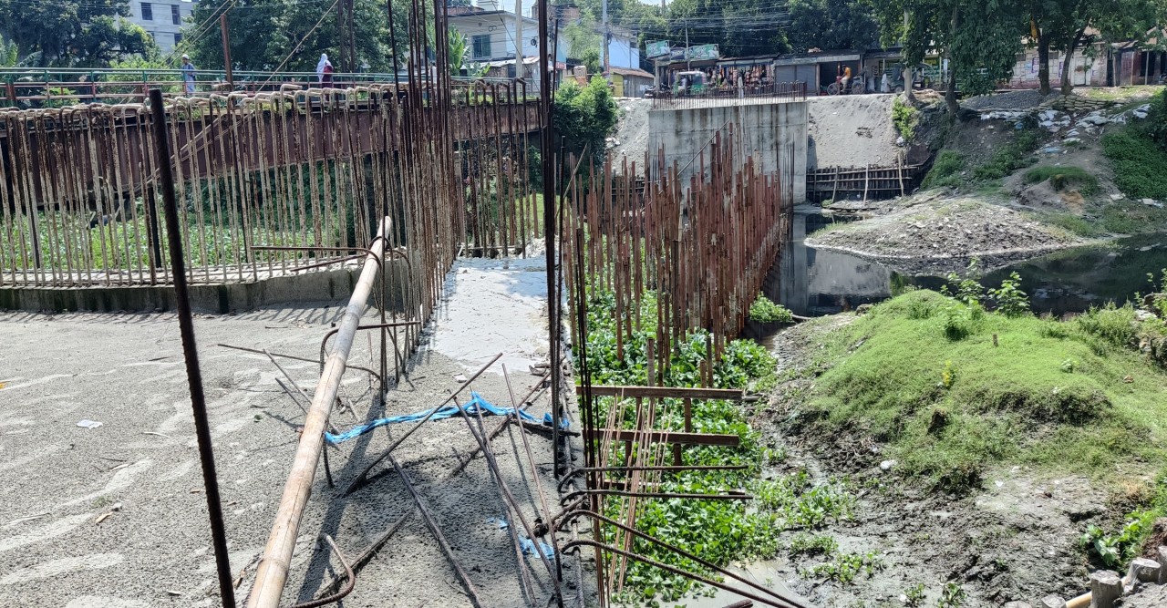 সিরাজগঞ্জে ব্রিজের কাজ অসম্পূর্ণ রেখে ঠিকাদার পালিয়েছে