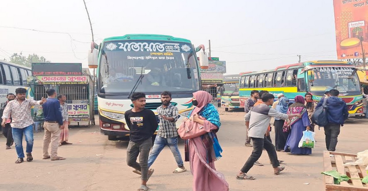 ট্রেন বন্ধে কিশোরগঞ্জ বাসস্ট্যান্ডে যাত্রীদের ভিড়