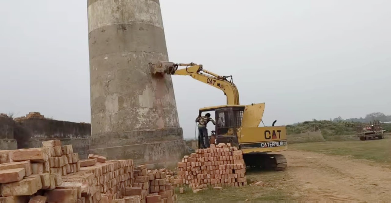 বড়লেখায় অবৈধ ইটভাটা গুড়িয়ে দিল প্রশাসন