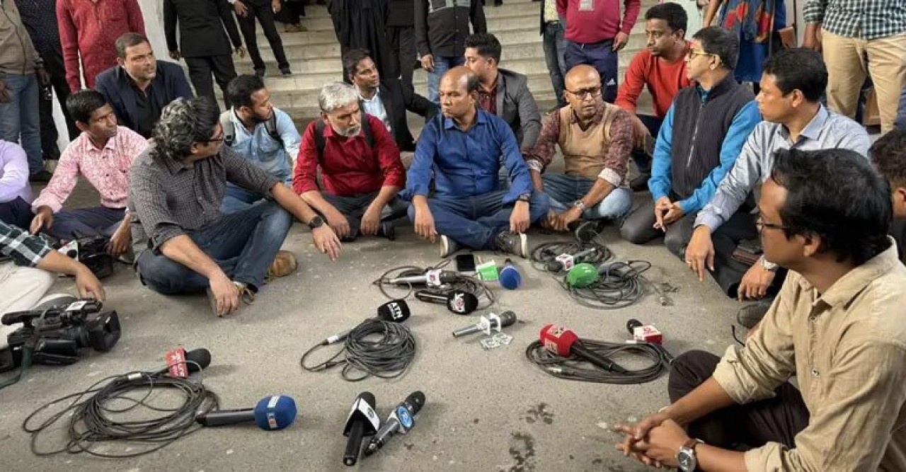 হাইকোর্টে সাংবাদিকদের ওপর হামলা, প্রতিবাদে ব্রিফিং বর্জন