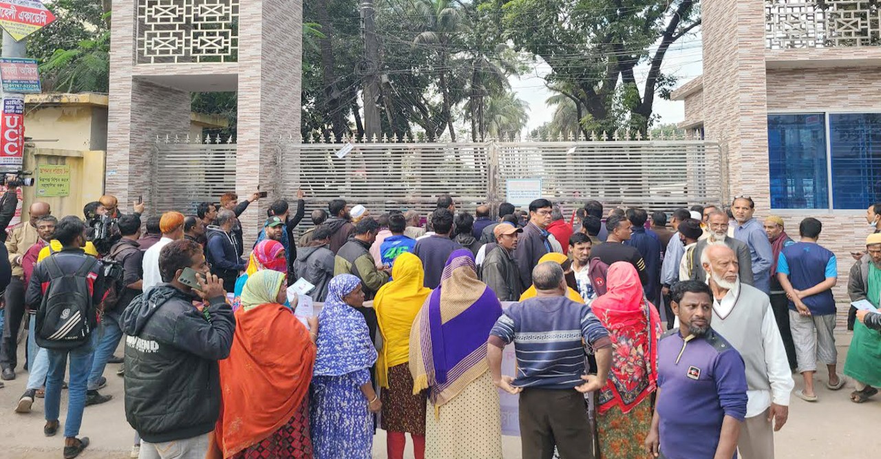 প্রিপেইড মিটার স্থাপন বন্ধে নেসকো কার্যালয় ঘেরাও করে বিক্ষোভ