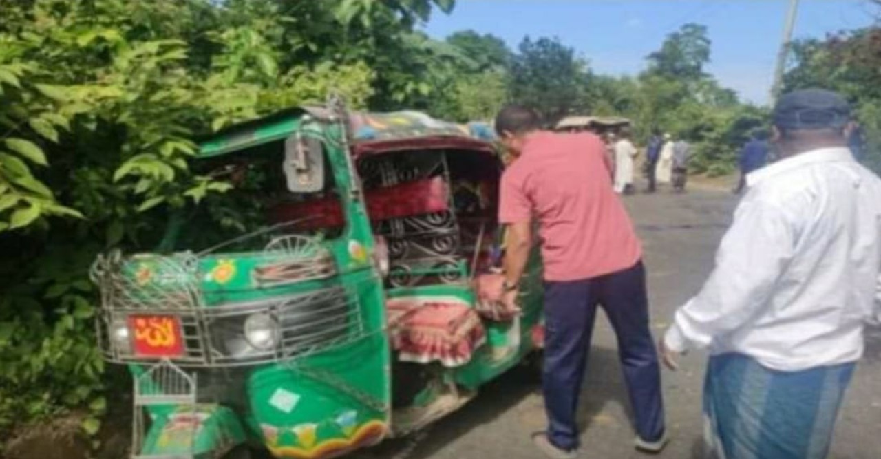 বান্দরবান রাঙামাটি সড়কে বাঙ্গালহালিয়াতে বাস-সিএনজি মুখোমুখি সংঘর্ষে,নিহত ১