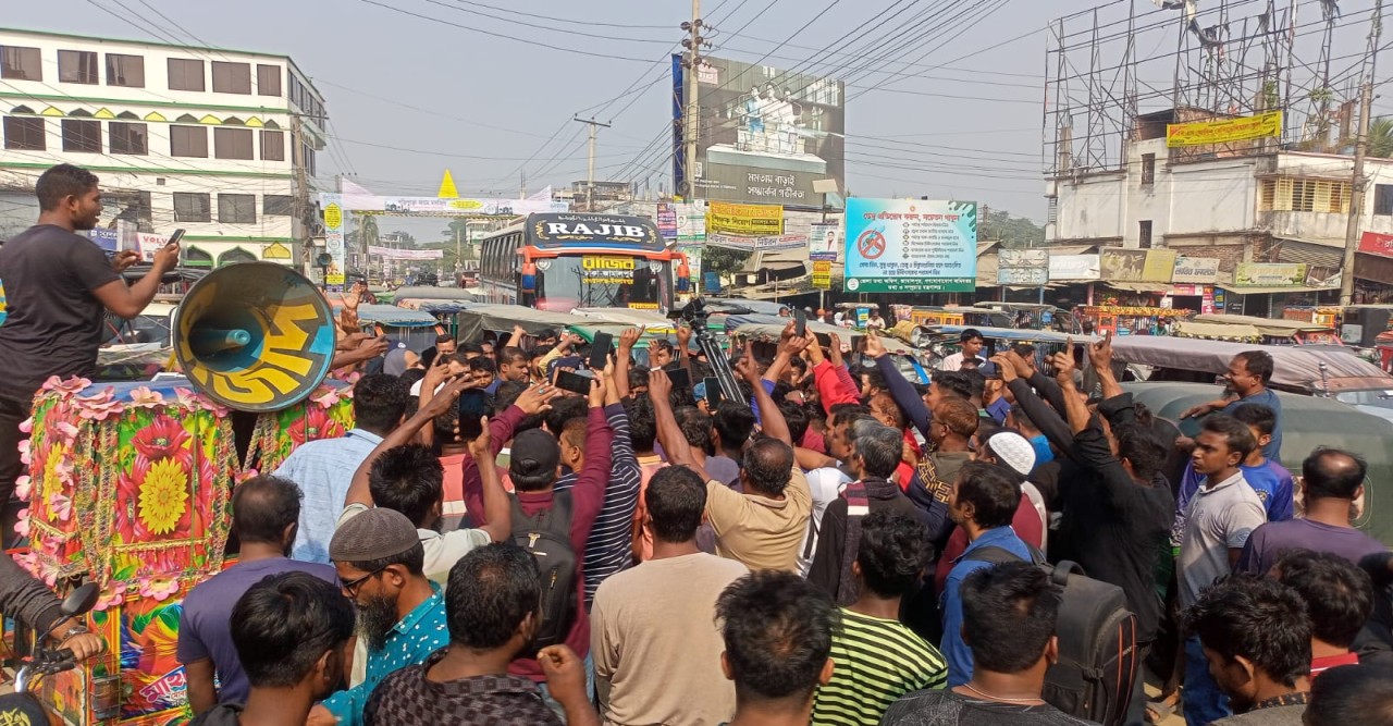 জামালপুরে শ্রমিক নির্যাতনের ঘটনায় সড়ক অবরোধ