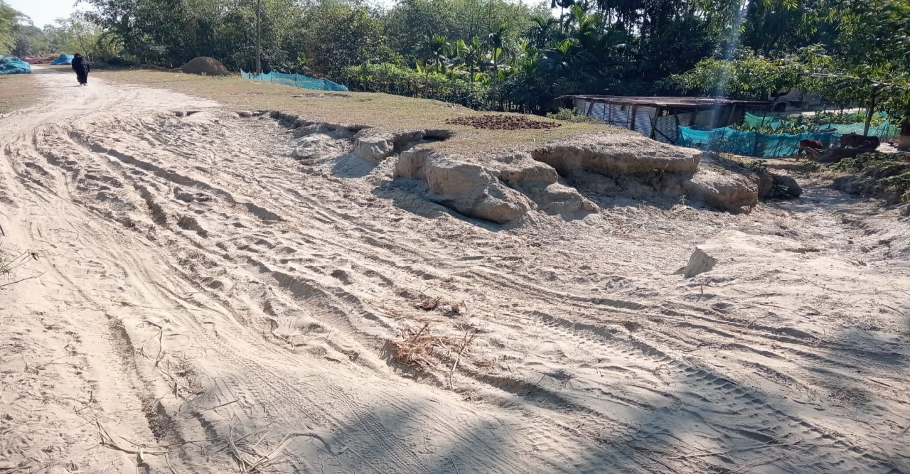 চলাচলের অনুপযুক্ত রাস্তা ; সংস্কারে নেই উদ্যোগ