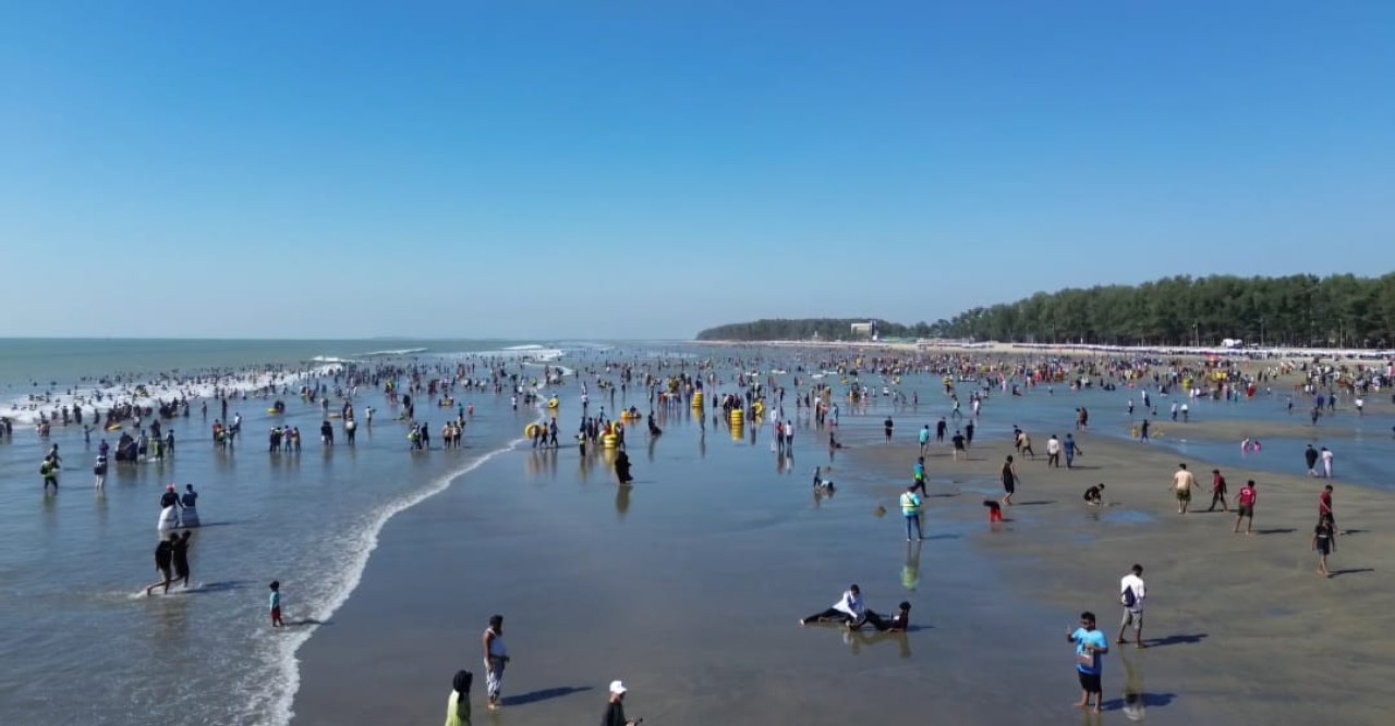 থার্টিফার্স্ট নাইটে  লাখো পর্যটক এর ভীড়  কক্সবাজার সমুদ্রসৈকতে