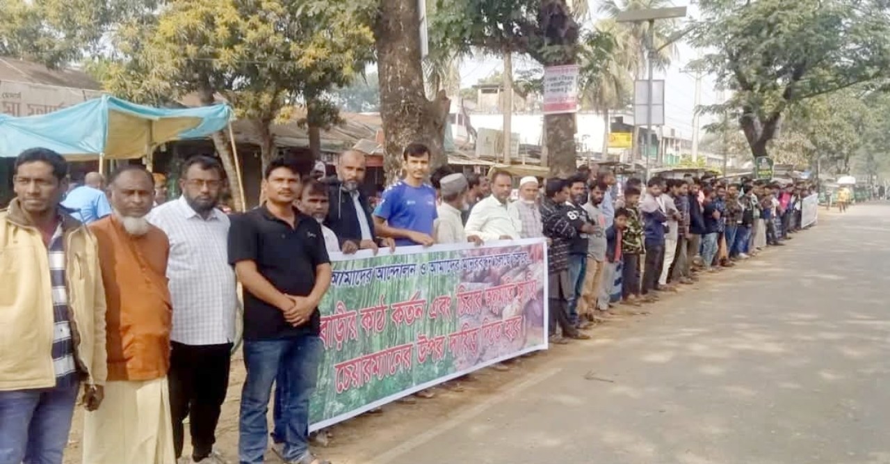 বড়লেখায় বিজিবির হয়রানির প্রতিবাদে এলাকাবাসীর মানববন্ধন