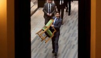 চেয়ার হাতে পার্লামেন্ট থেকে ট্রুডোর মজার বিদায়