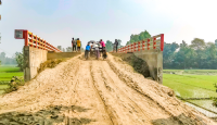 ১৫ ফুট উঁচু পথ মাড়িয়ে উঠতে হয় সেতুতে