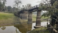 জগন্নাথপুরের জগদীশপুর বড় খালের সেতু দিয়ে ঝুঁকি নিয়ে চলছে  যানবাহন